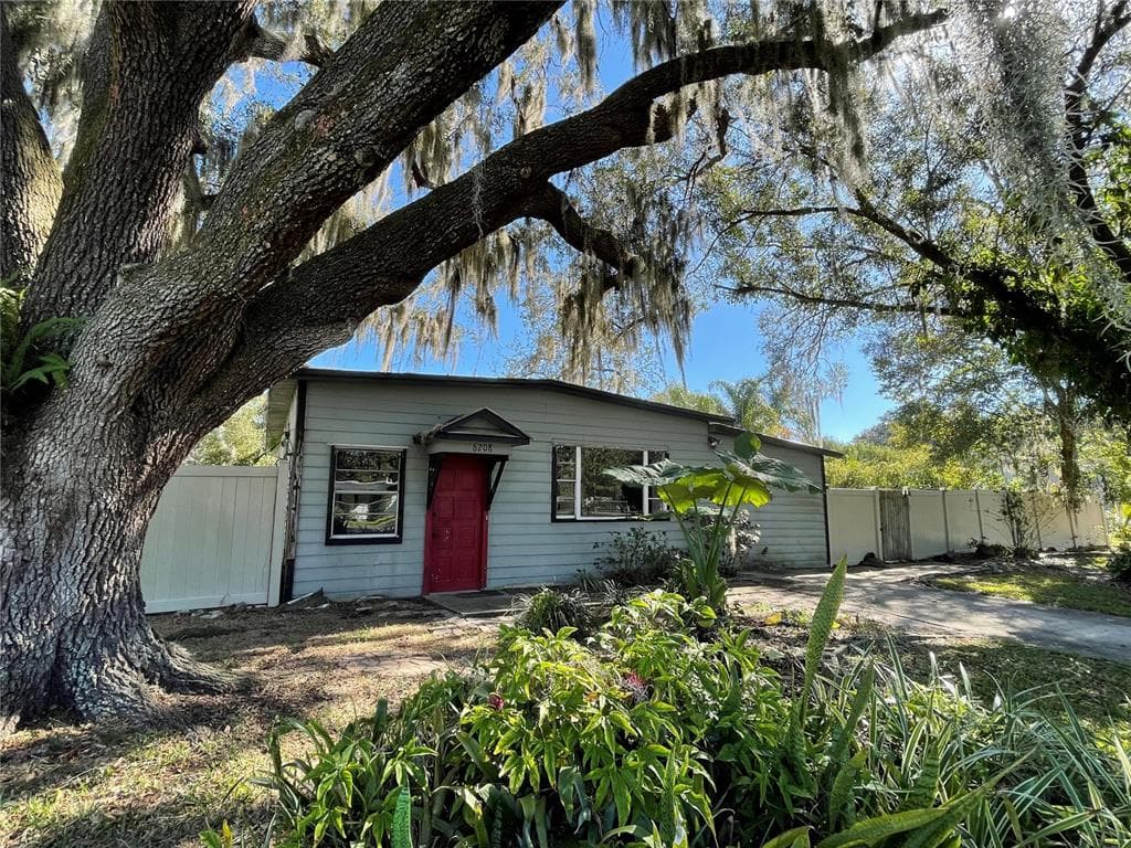 6208 PINEWOOD VILLAGE CIRCLE W LAKELAND, FL 33811