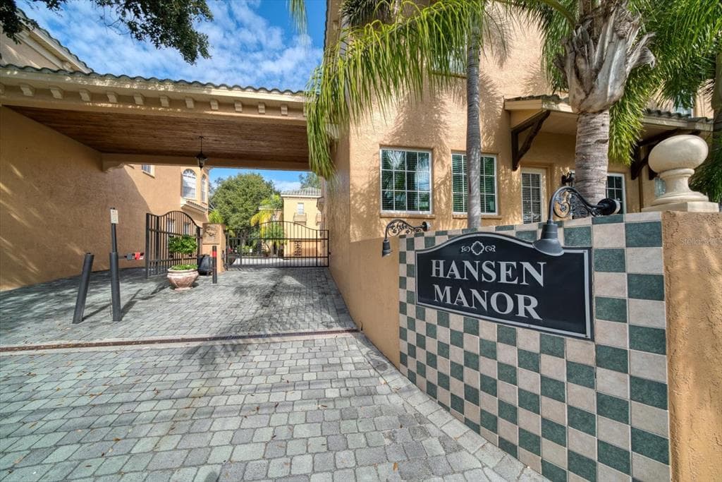 2906 HANSEN MANOR LANE TAMPA, FL 33611
