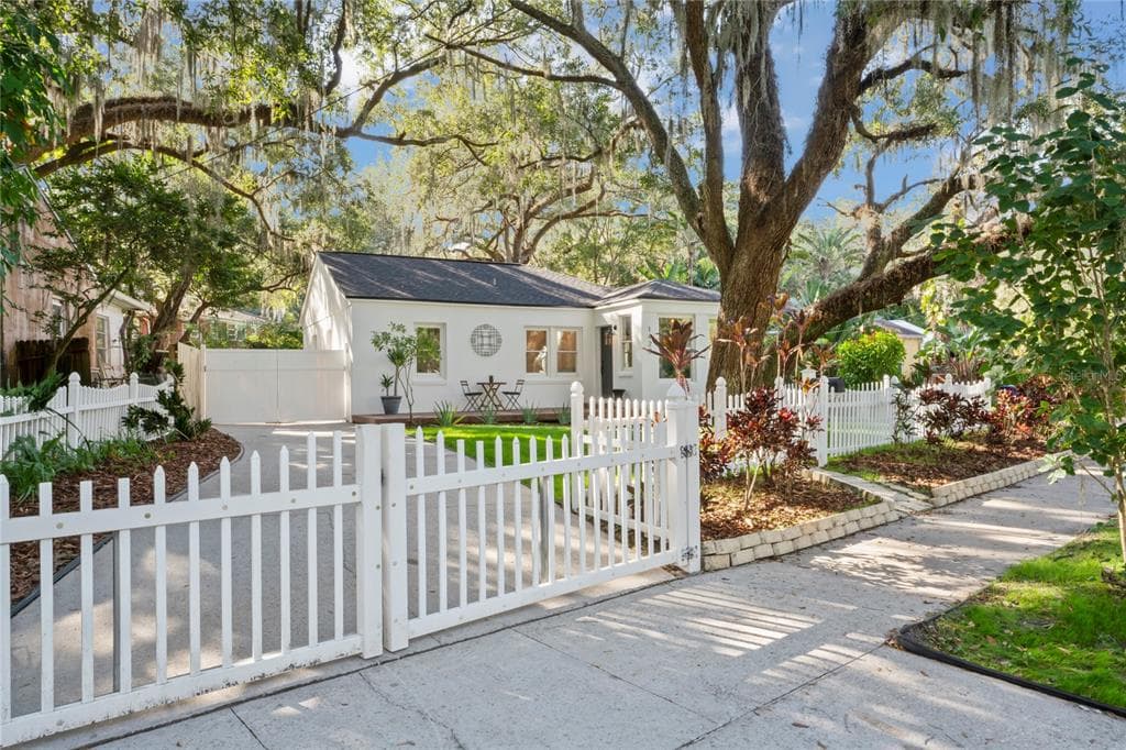 1423 E PARK CIRCLE TAMPA, FL 33604
