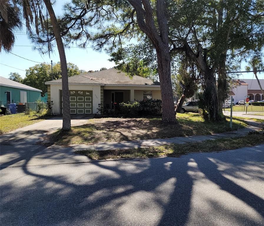 1725 BALLARD PARK DRIVE BRADENTON, FL 34205