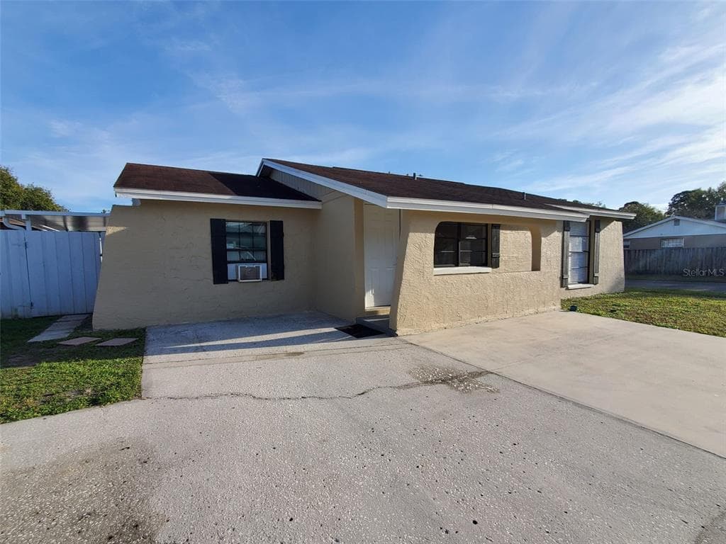 6709 VILLAGE GROVE COURT TAMPA, FL 33615
