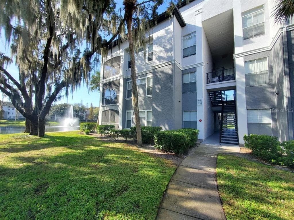 5811 LEGACY CRESCENT PLACE UNIT 101 RIVERVIEW, FL 33578
