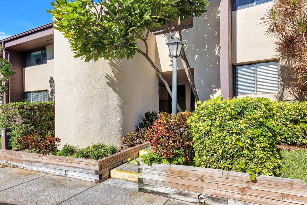 735 S VILLAGE DRIVE N UNIT 107 ST PETERSBURG, FL 33716