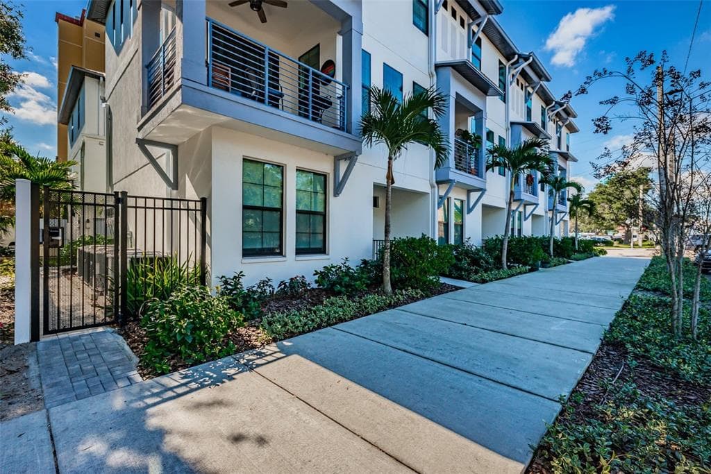 310 8TH STREET S ST PETERSBURG, FL 33701