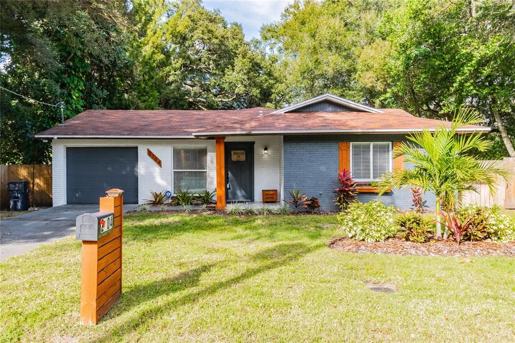 2104 E LAMBRIGHT STREET TAMPA, FL 33610