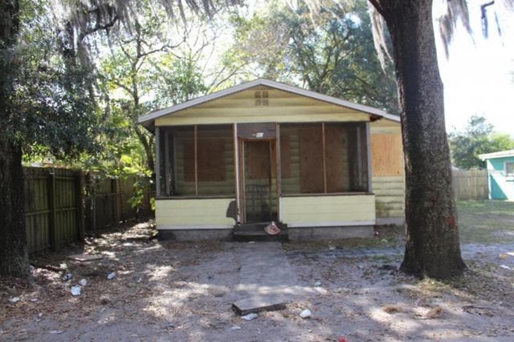 3911 E HENRY AVENUE TAMPA, FL 33610