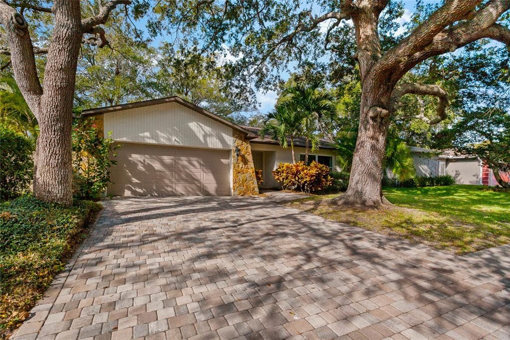 1420 HALES HOLLOW DRIVE DUNEDIN, FL 34698