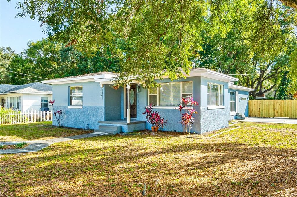 1301 E KNOLLWOOD STREET TAMPA, FL 33604