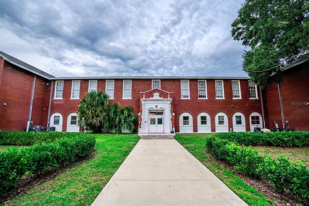 1090 10TH STREET N UNIT 8 ST PETERSBURG, FL 33705