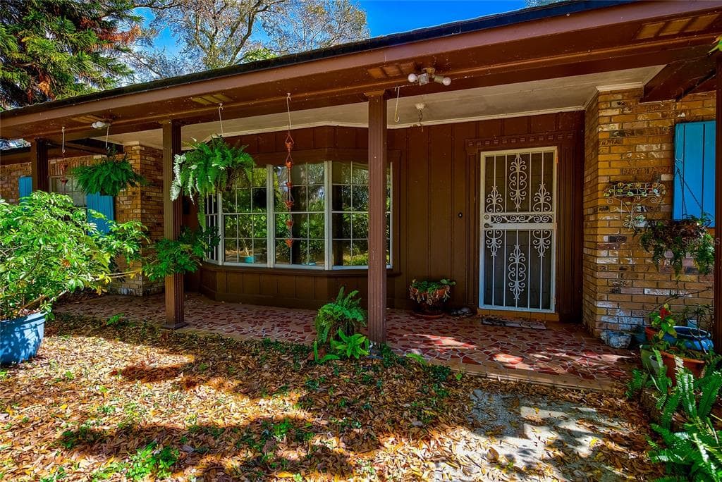 8109 N ALBANY AVENUE TAMPA, FL 33604