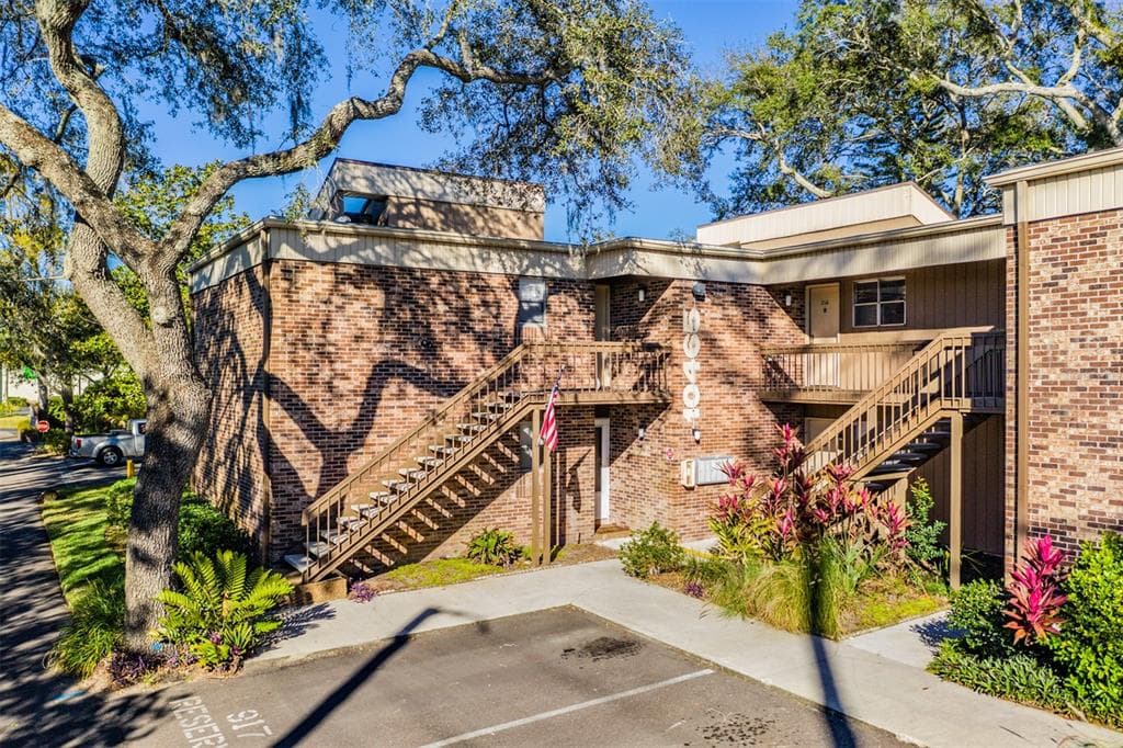 10465 CARROLLBROOK CIRCLE UNIT 117 TAMPA, FL 33618