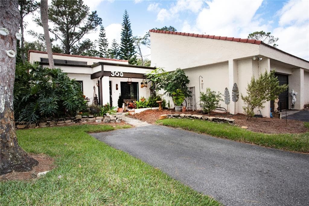 308 VALENCIA COURT N PLANT CITY, FL 33566