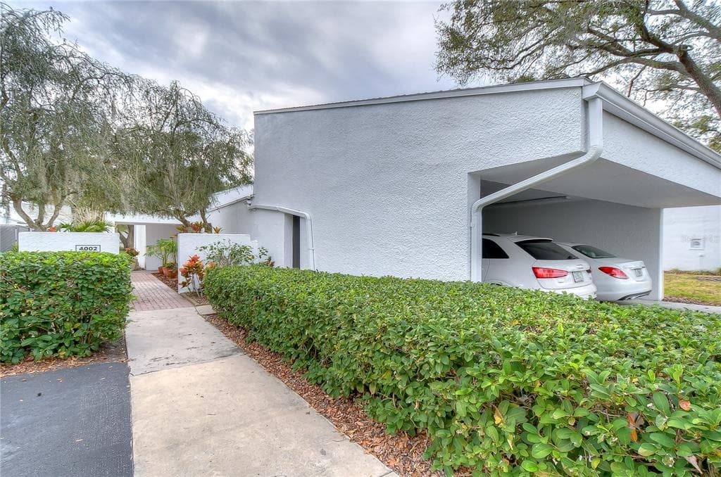 4002 CYPRESS LANE UNIT 4002 TAMPA, FL 33618