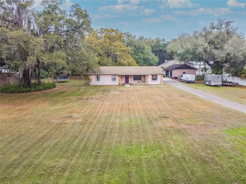 6906 THONOTOSASSA ROAD PLANT CITY, FL 33565