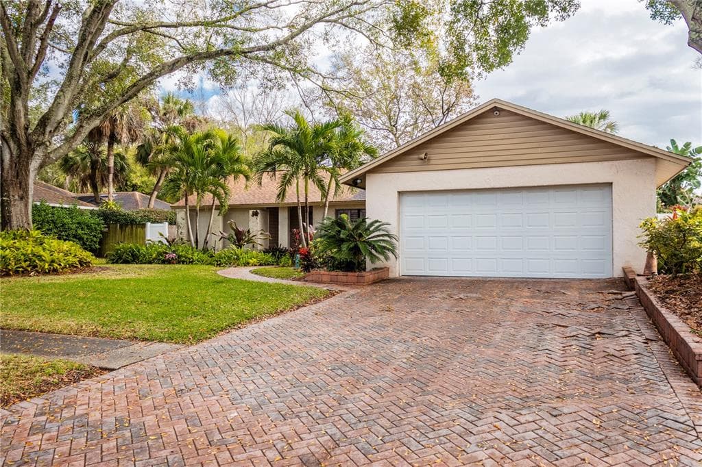 8301 LA SERENA DRIVE TAMPA, FL 33614