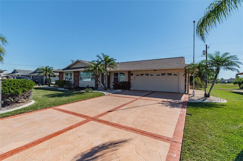 1405 HACIENDA DRIVE SUN CITY CENTER, FL 33573