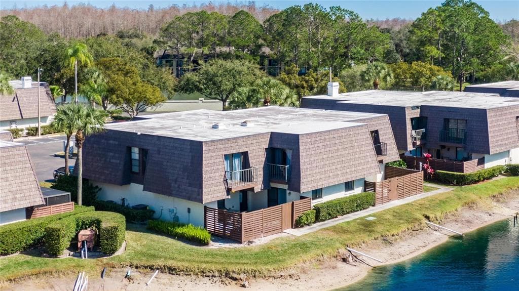 15240 E POND WOODS DRIVE UNIT 15240 TAMPA, FL 33618