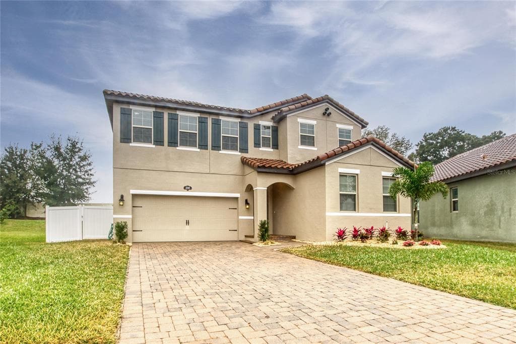 2297 BELLA LUNA CIRCLE