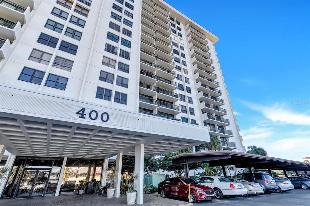 400 ISLAND WAY UNIT 810 CLEARWATER BEACH, FL 33767