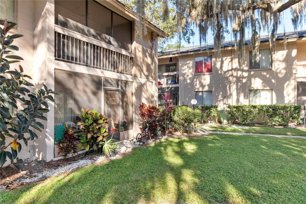 5501B LOBLOLLY COURT UNIT B TAMPA, FL 33617