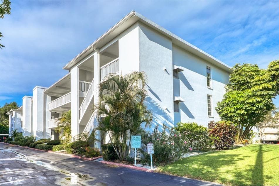 2944 WEST BAY DRIVE UNIT 305 BELLEAIR BLUFFS, FL 33770