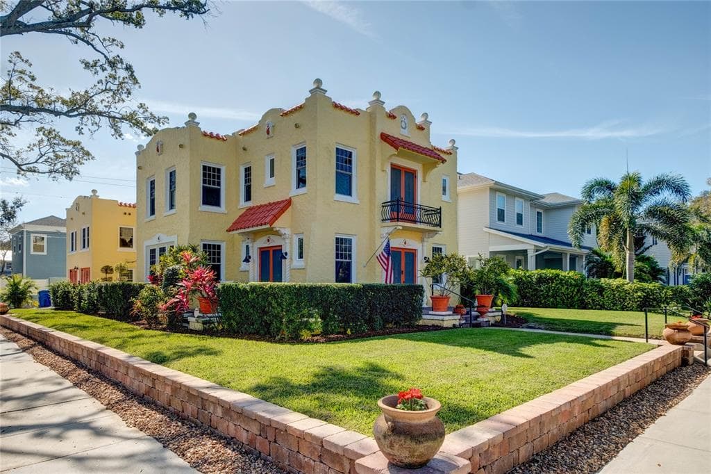556 16TH AVENUE NE ST PETERSBURG, FL 33704