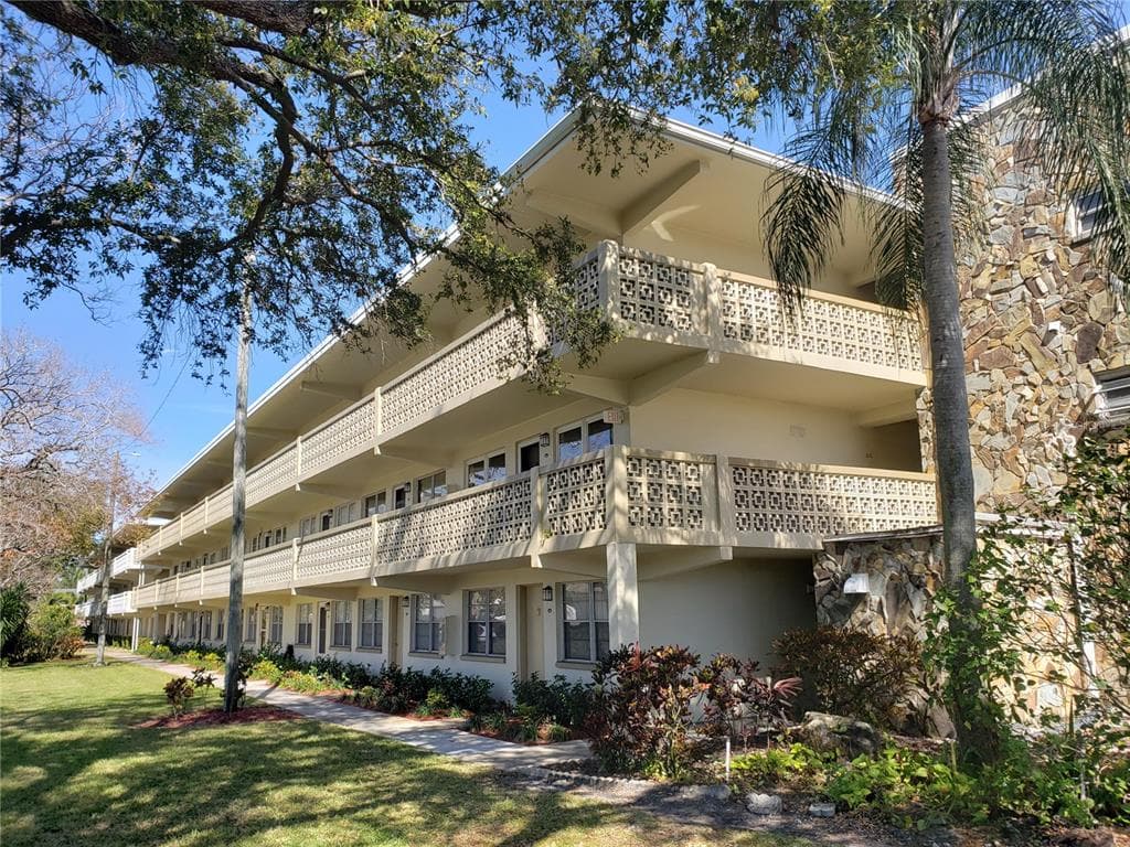 1051 79TH AVENUE N UNIT 307 ST PETERSBURG, FL 33702