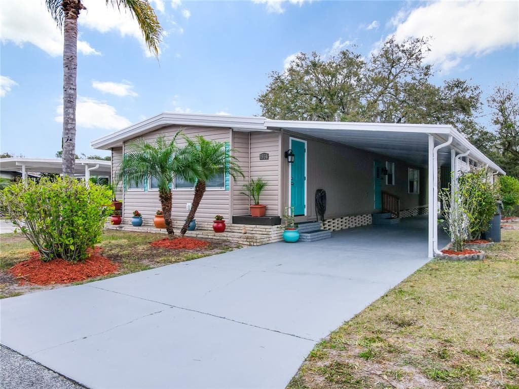 1934 BLUE LAKE DRIVE LAKELAND, FL 33801