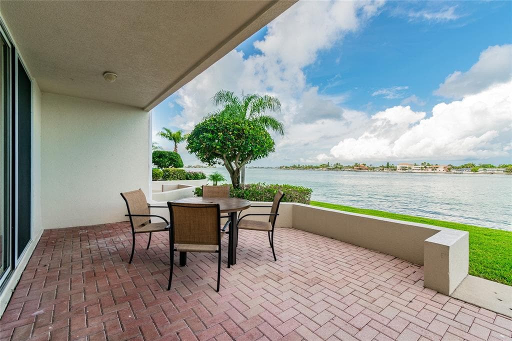 6085 BAHIA DEL MAR CIRCLE UNIT 171 ST PETERSBURG, FL 33715
