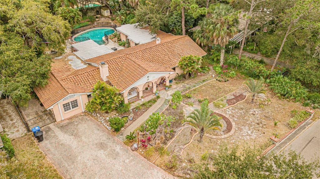 1611 COUNTRY CLUB ROAD N ST PETERSBURG, FL 33710