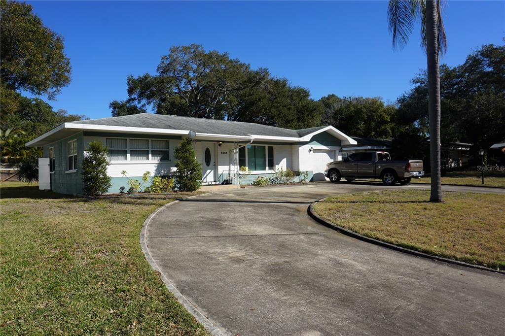 8263 32ND AVENUE N ST PETERSBURG, FL 33710