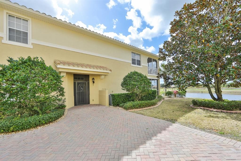 1425 EMERALD DUNES DRIVE UNIT 17 SUN CITY CENTER, FL 33573