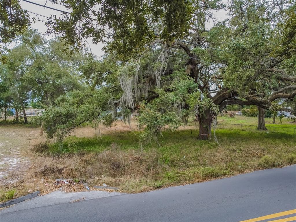 4623 E LAKE AVENUE TAMPA, FL 33610