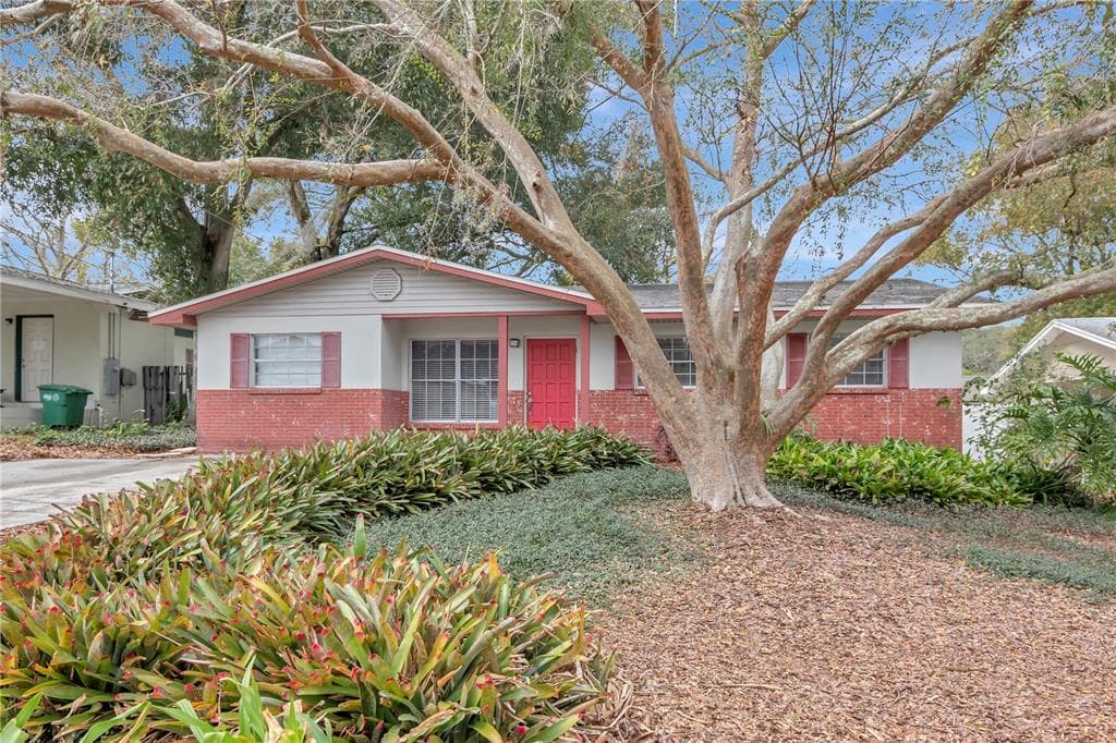 8704 N PAWNEE AVENUE TAMPA, FL 33617