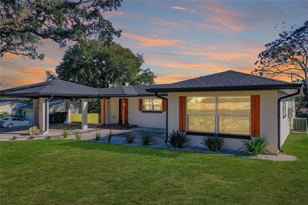 115 E PINE STREET HOWEY IN THE HILLS, FL 34737