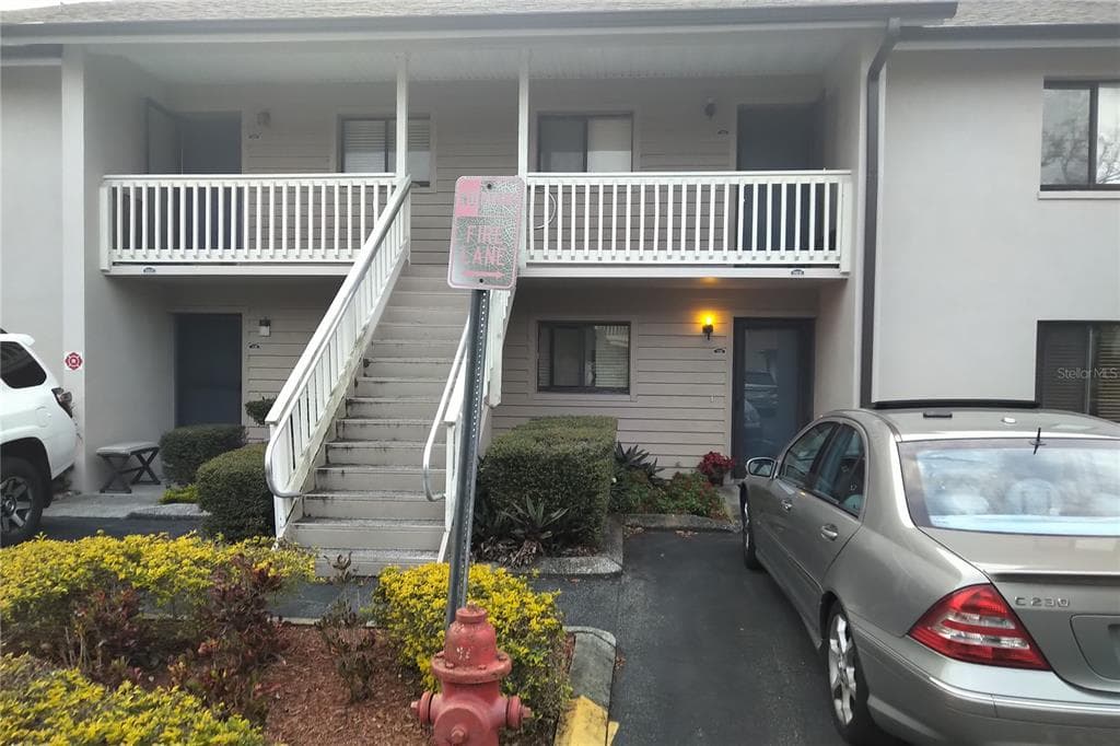 9806 LOMBARD COURT UNIT 106 TAMPA, FL 33618