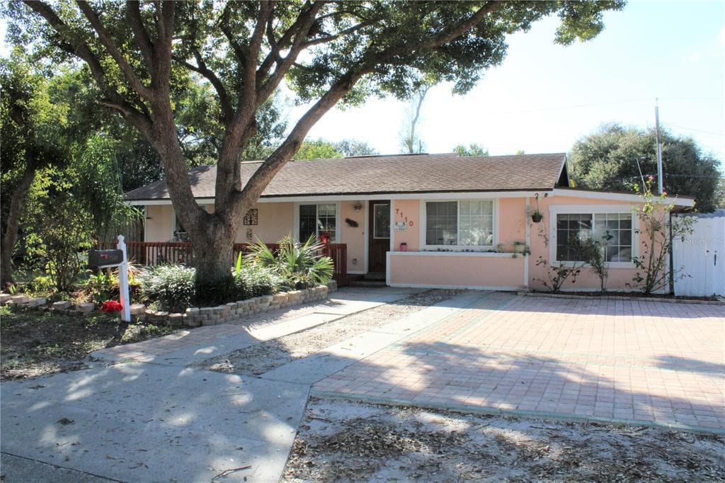 7110 ONYX DRIVE N ST PETERSBURG, FL 33702