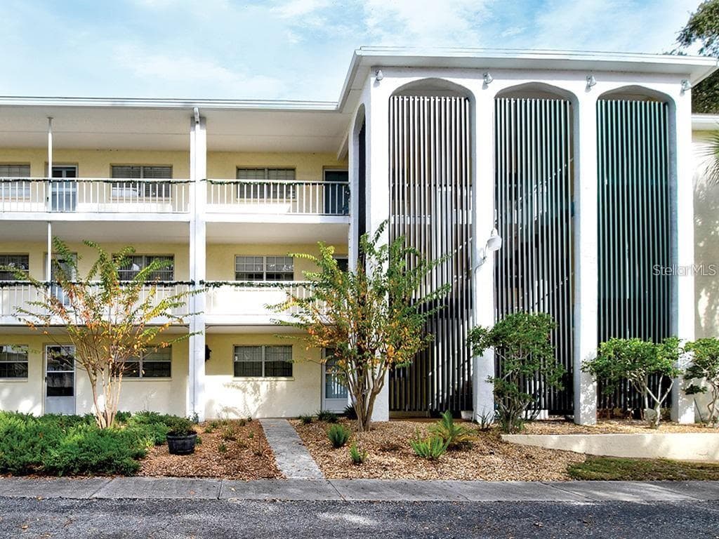 1020 DELEON DRIVE UNIT 302 DUNEDIN, FL 34698