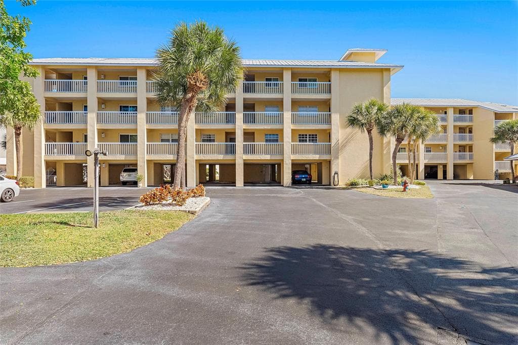 1125 PINELLAS BAYWAY S UNIT 304 TIERRA VERDE, FL 33715
