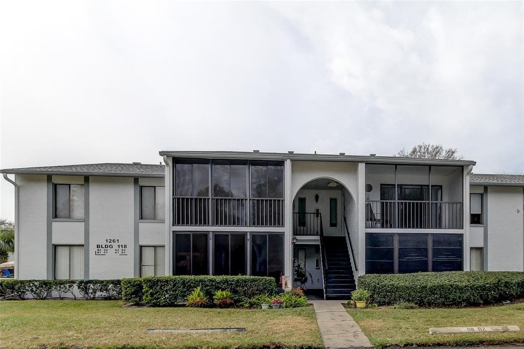 1261 PINE RIDGE CIRCLE W UNIT D2 TARPON SPRINGS, FL 34688