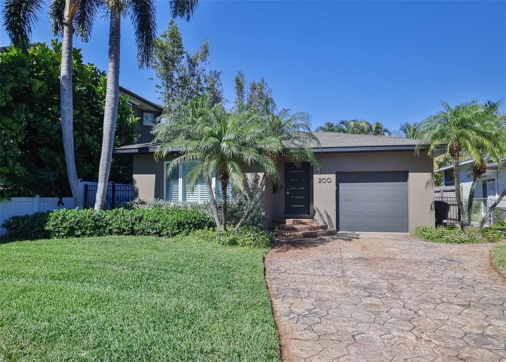 200 LAMARA WAY NE ST PETERSBURG, FL 33704