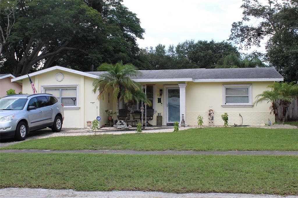2211 LAUREN DRIVE LARGO, FL 33774