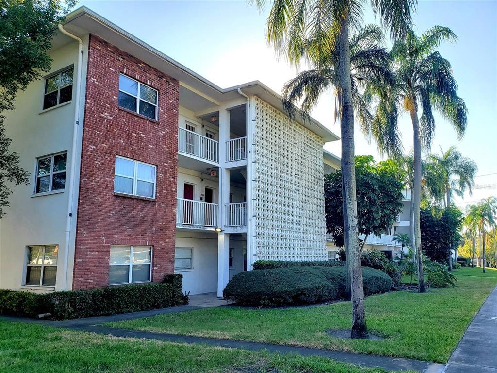 5150 10TH AVENUE N UNIT 204 ST PETERSBURG, FL 33710