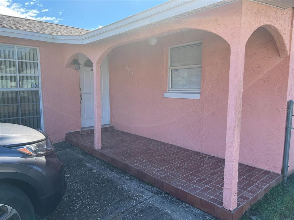 8506 AZURE COURT TAMPA, FL 33634