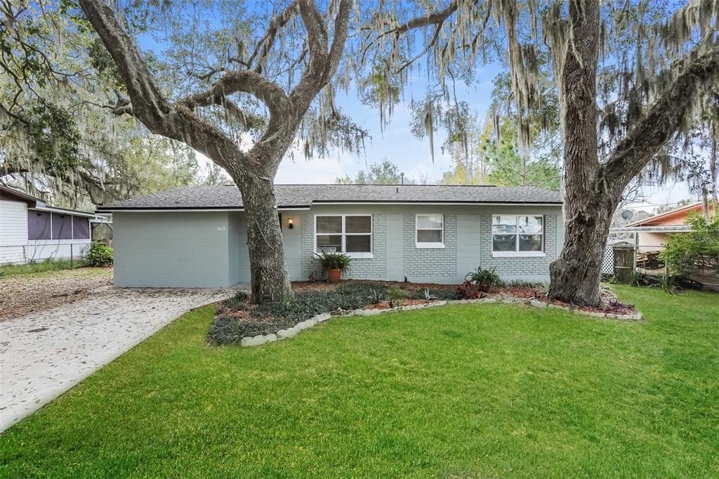 1613 HAMPTON ROAD LEESBURG, FL 34748