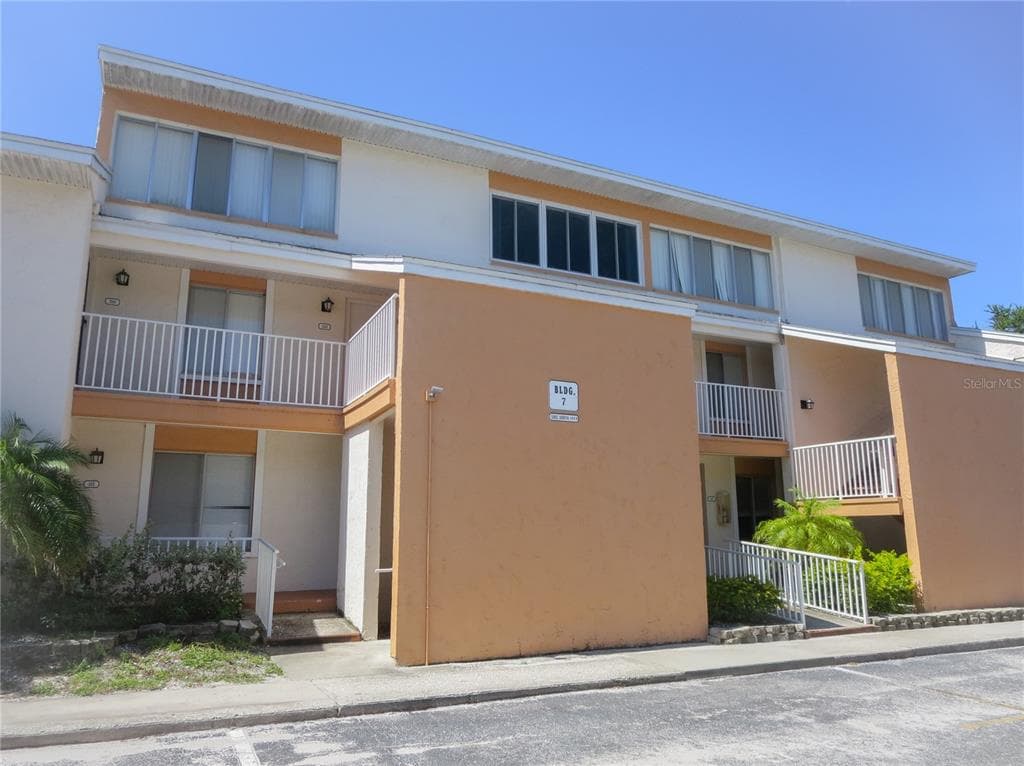 592 100TH AVENUE N UNIT 102 ST PETERSBURG, FL 33702