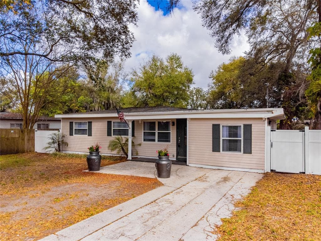 1004 VALENCIA ROAD PLANT CITY, FL 33563