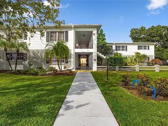 321 35TH AVENUE N UNIT D-6 ST PETERSBURG, FL 33704