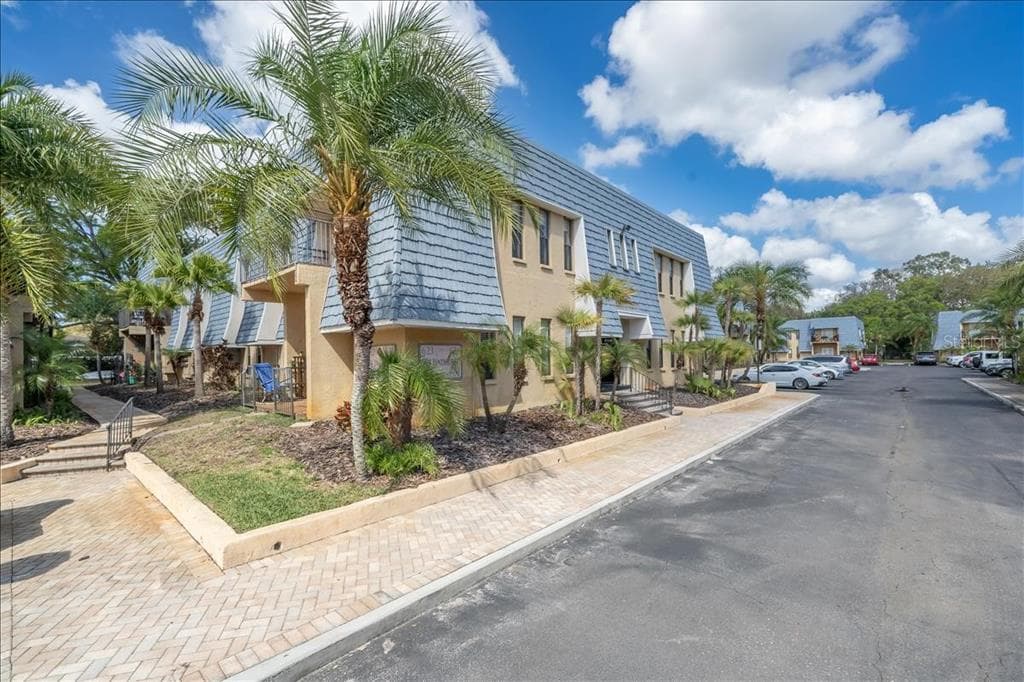 704 LYNDHURST STREET UNIT 621 DUNEDIN, FL 34698