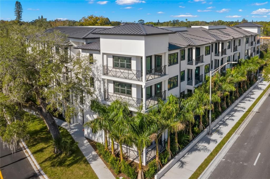 2413 N TAMIAMI TRAIL